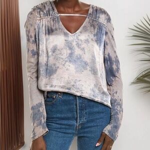 XCVI Blouse Womens Large Silver Blue Tie Dye Stretchy Satin Smocked Shoulder Top
